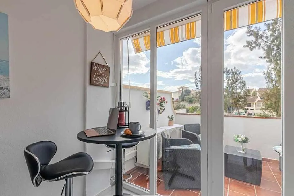 797Holidayrentals- Apartamento en Torremuelle con terraza y piscina Benalmádena