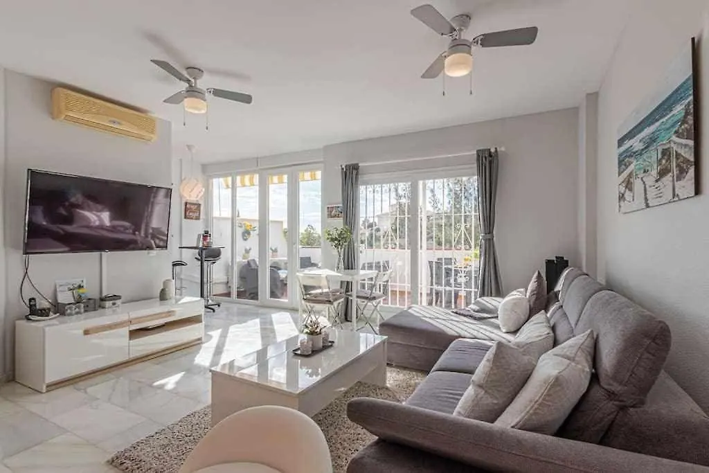 797Holidayrentals- Apartamento en Torremuelle con terraza y piscina Benalmádena España