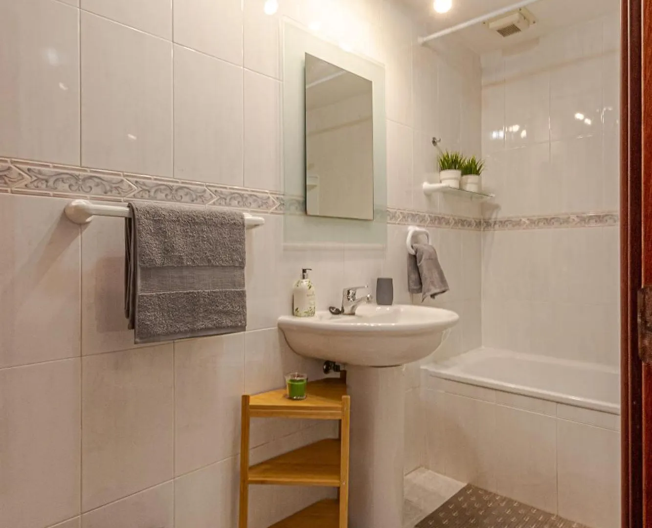 797Holidayrentals- Apartamento en Torremuelle con terraza y piscina Benalmádena